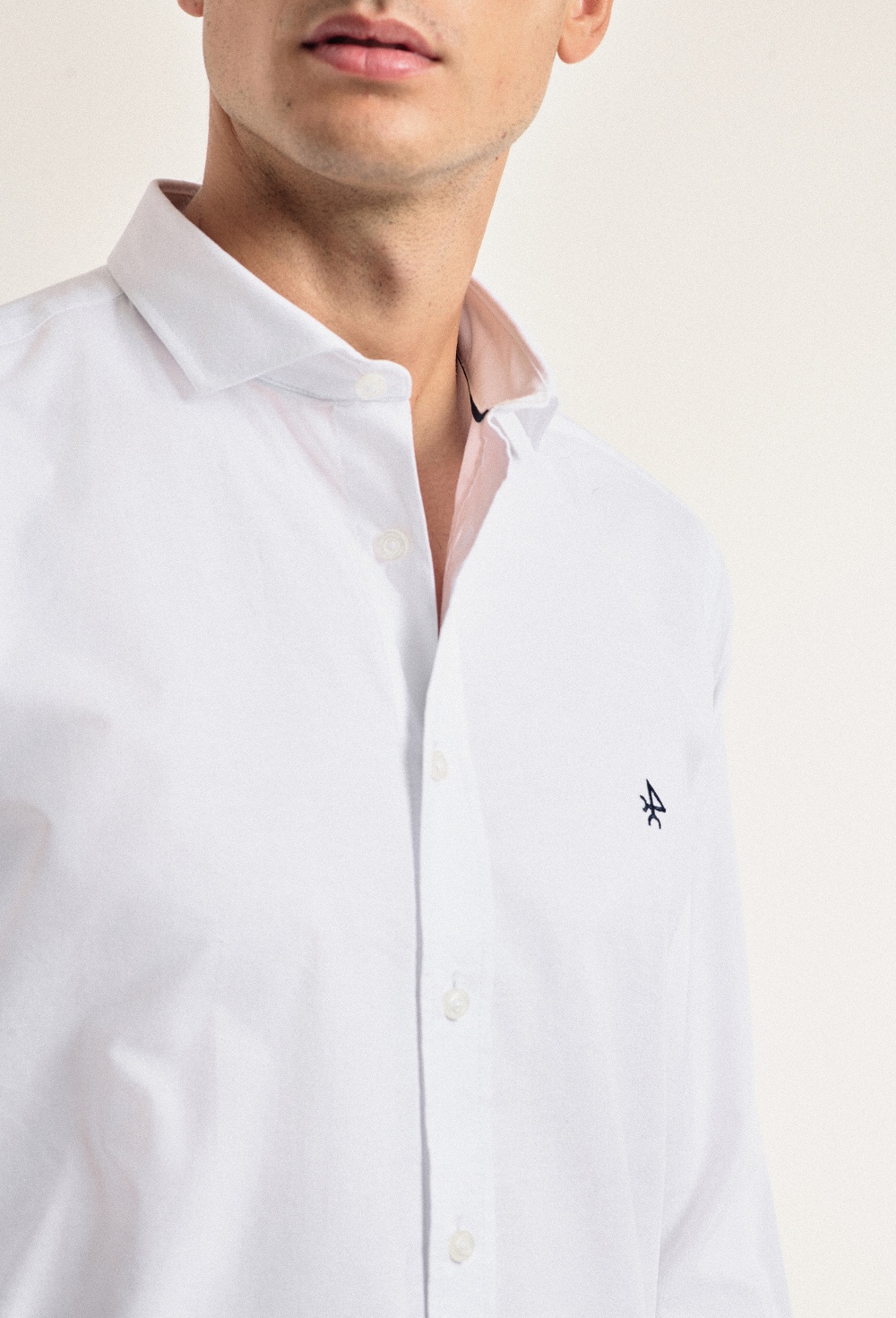 Camisa blanca clásica con cuello italiano - 37.74