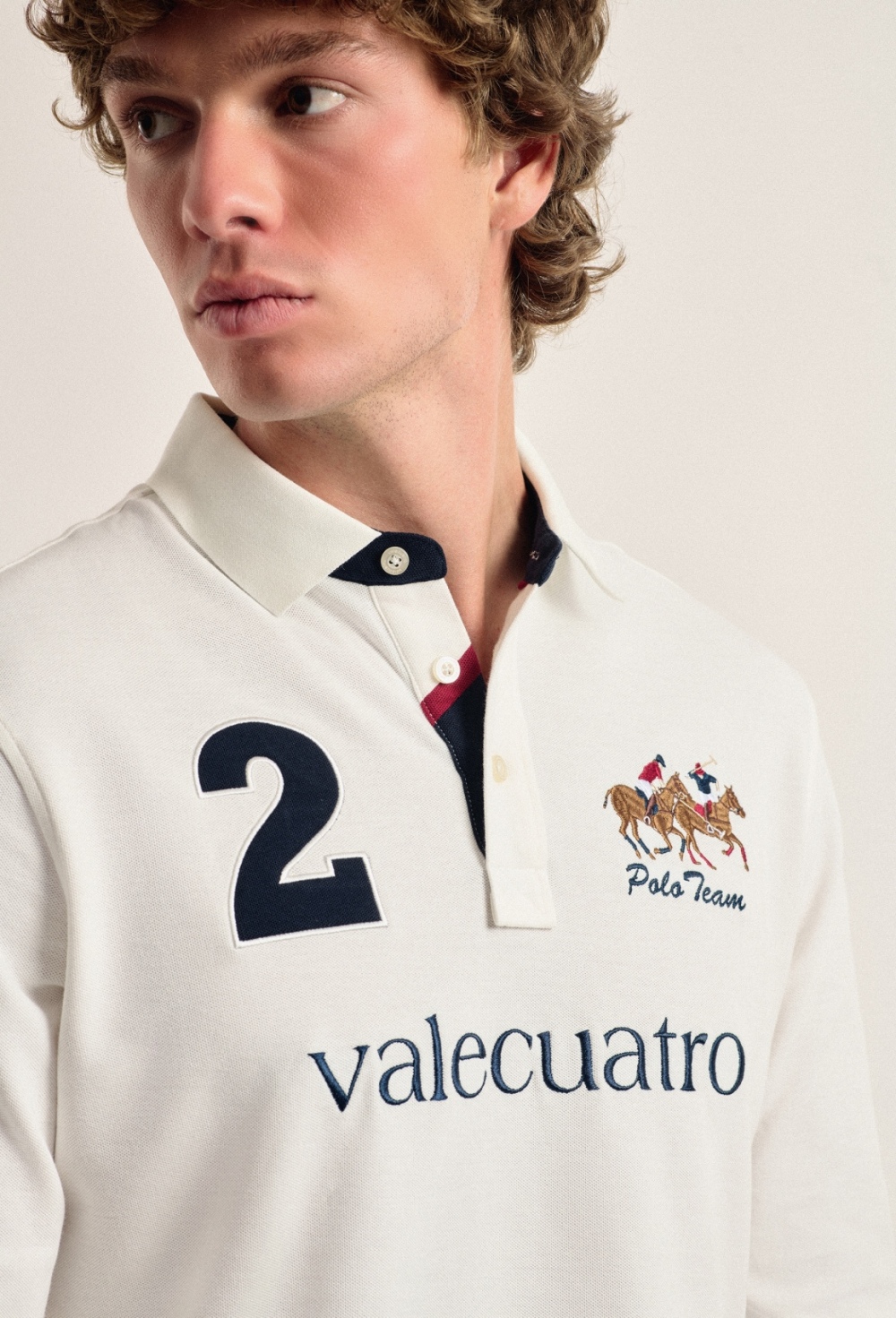 Polo Valecuatro de hombre blanco roto modelo caballos - Valecuatro