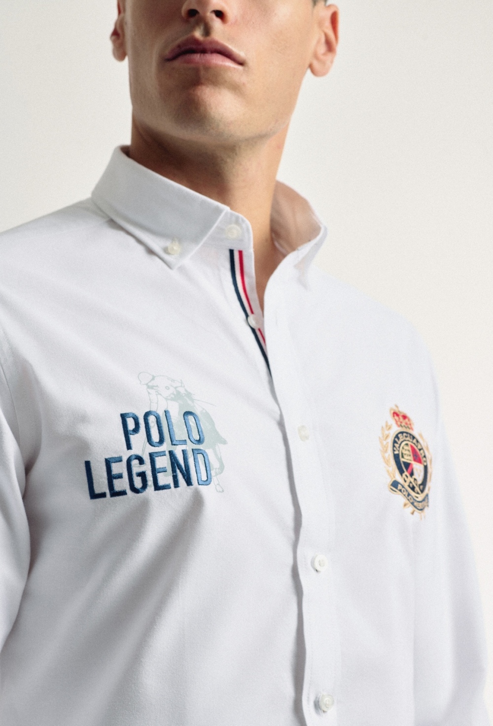 Camisa blanca bordada modelo Legend