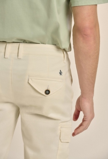 Pantalón cargo blanco roto