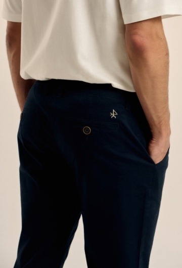 Pantalón chino color azul marino