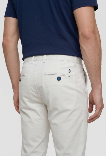 Pantalón chino Valecuatro blanco roto